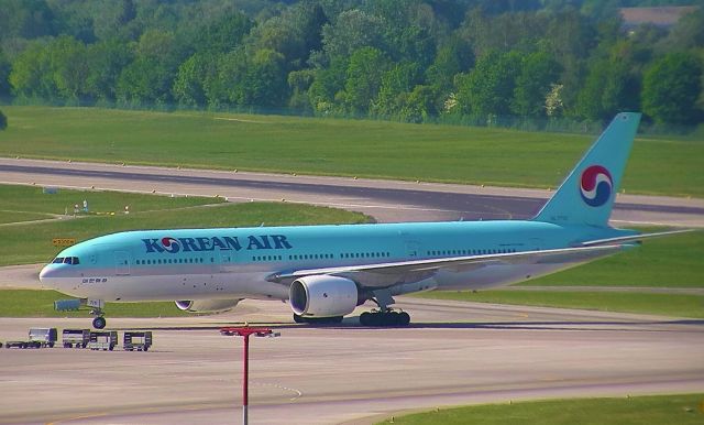 Boeing 777-200 (HL7715)
