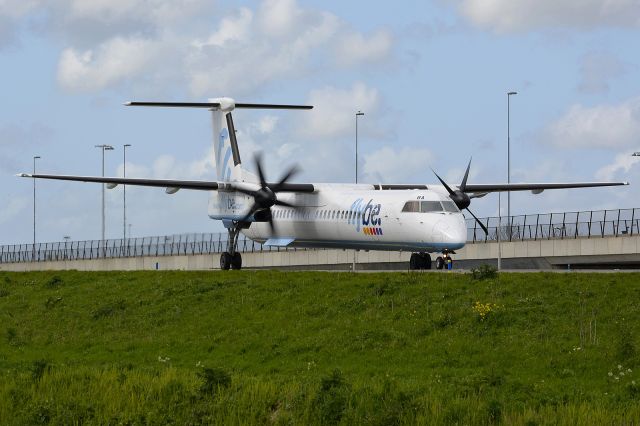 de Havilland Dash 8-400 (G-FLBA)