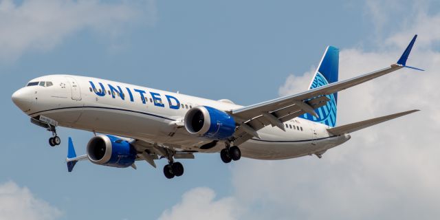 Boeing 737 MAX 9 (N27519) - United Airlines Boeing 737-9MAX arriving from Denver landing on runway 29 at Newark on 7/28/21.