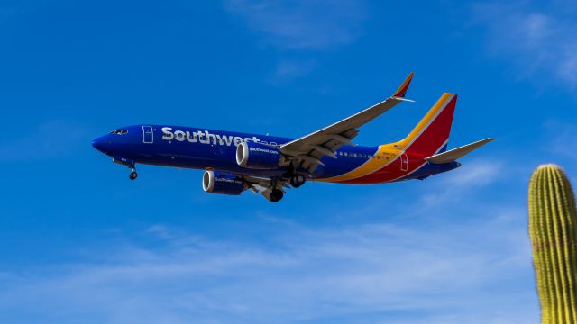 Boeing 737 MAX 8 (N8812Q) - Southwest Airlines 737 MAX 8 landing at PHX on 8/9/22. Taken with a Canon 850D and Canon 50mm f/1.4 lens