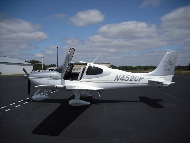 Cirrus SR-22 (N452CP) - Johnie gets his new toy.