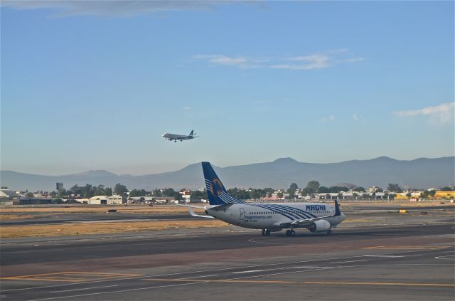 Boeing 737-700 (XA-UQX) - MEXICO CITY INTL.