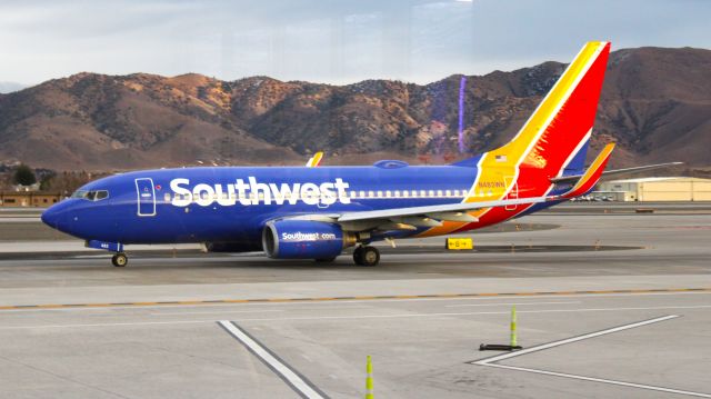 Boeing 737-700 (N483WN) - Arriving from BUR as WN2330