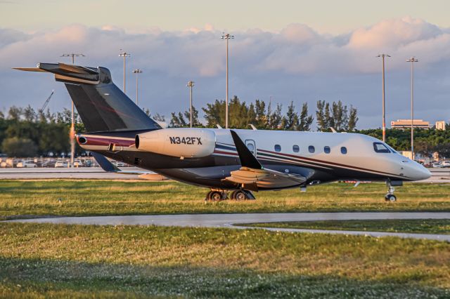 Embraer Phenom 300 (N342FX)