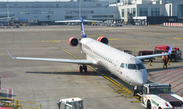 Canadair Regional Jet CRJ-900 (EI-FPN) - SAS Bombardier CRJ-900LR EI-FPN in Brussels 
