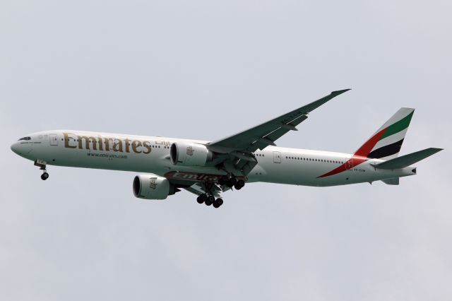 BOEING 777-300 (A6-EGW)