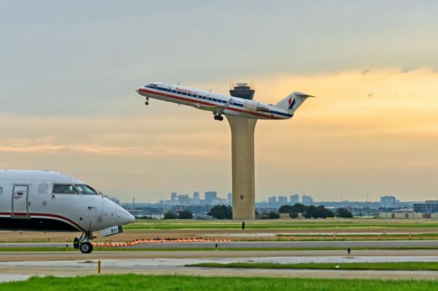 Canadair Regional Jet CRJ-200 (N907EV)