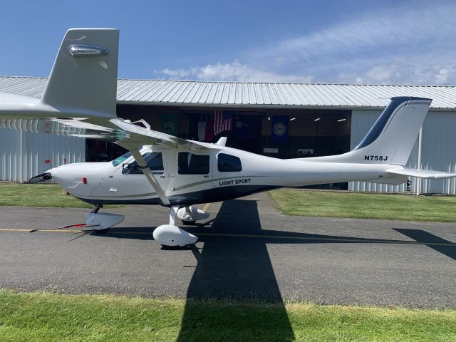 Piper Cherokee (N758J)