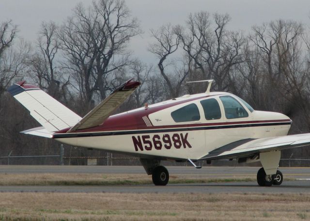 Beechcraft 35 Bonanza (N5698K) - About to take off from the Downtown Shreveport airport.
