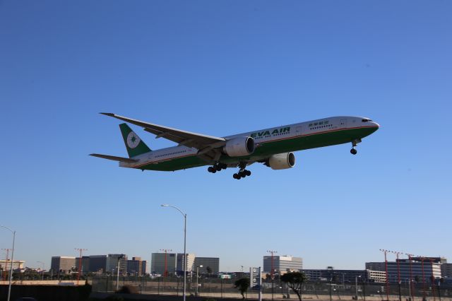 BOEING 777-300ER (B-16702)