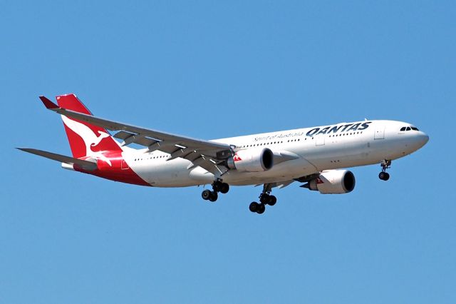 Airbus A330-200 (VH-EBP) - Airbus A330-202 Qantas VH-EBP approach R21 Perth Intl 28/04/17.