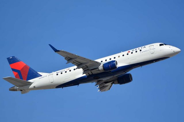 Embraer ERJ 175 (N633CZ) - Delta Connection Embraer 175LR N633CZ at Phoenix Sky Harbor on January 21, 2016. It is operated by Compass Airlines. It first flew as PT-SFW. Its construction number is 17000245. It was delivered to Compass on September 30, 2008. 