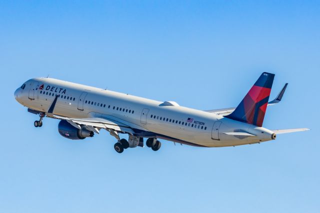 Airbus A321 (N378DN) - A Delta Airlines A321 taking off from PHX on 2/12/23 during the Super Bowl rush. Taken with a Canon R7 and Canon EF 100-400 II L lens.