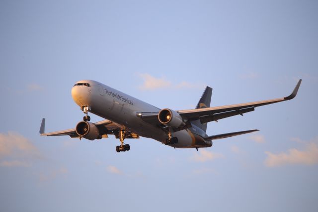 BOEING 767-300 (N319UP)