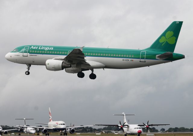 Airbus A320 (EI-EZV) - EI-EZV Airbus A320-214 CN2001 Aer Lingus Dublin 04-07-16. Landing on Rwy28 at EIDW being watched by a number of eager aircraft