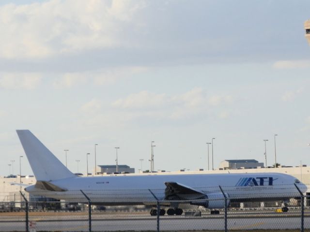 BOEING 767-300 (N316CM)