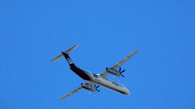 de Havilland Dash 8-400 (N439QX) - If you love bottom shots of the airplanes - you can watch some of our videos of it in HDbr /a rel=nofollow href=http://www.youtube.com/watch?v=rBpKq1TKROghttp://www.youtube.com/watch?v=rBpKq1TKROg/a