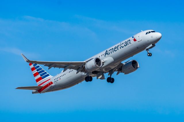 Airbus A321neo (N461AN) - An American Airlines A321 neo taking off from PHX on 3/4/23. Taken with a Canon R7 and Canon EF 100-400 L II lens.