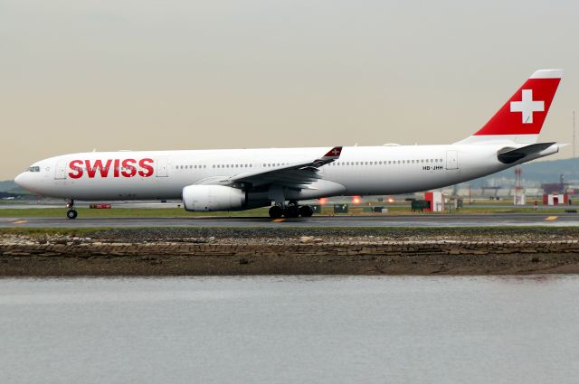 Airbus A330-300 (HB-JHH) - 'Swiss 55 Kilo' to Zurich holding for 22L