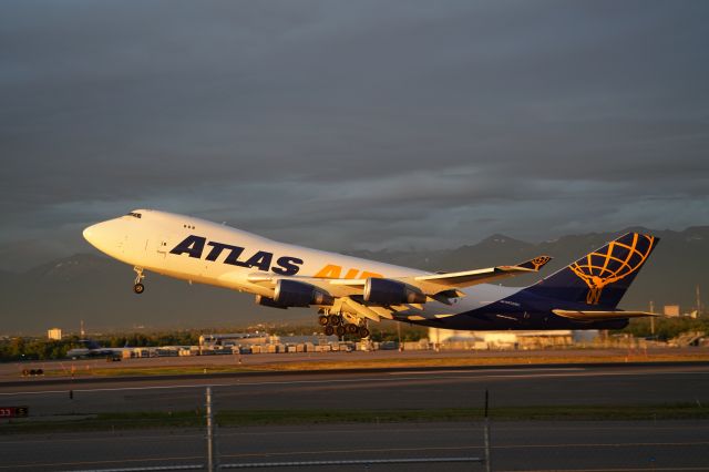 Boeing 747-400 (N408MC) - B744 Atlas Air rotating out off of runway 33 in Anchorage, AK.