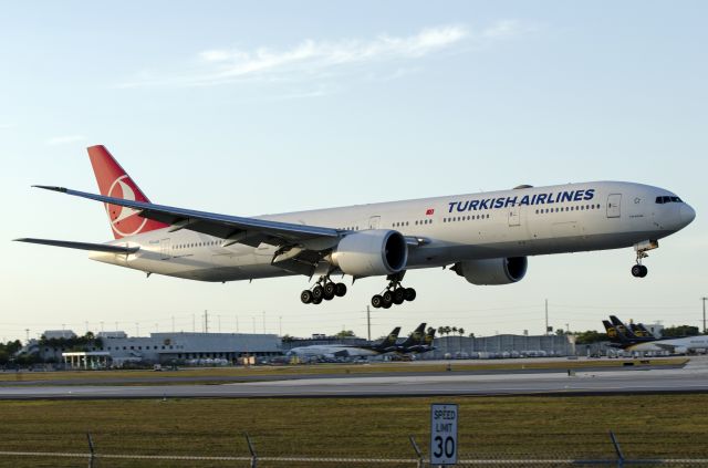 BOEING 777-300ER (TC-JJL)