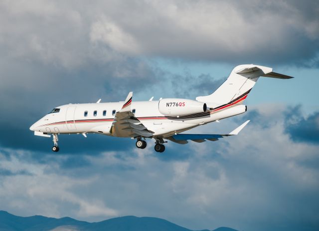 Bombardier Challenger 300 (N776QS)