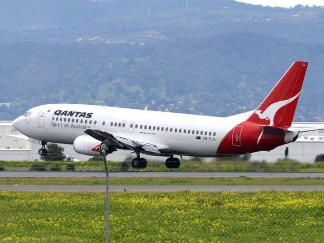 BOEING 737-400 (VH-TJS) - A Qantas old girl about to put down on runway 05. Thursday 12th July 2012.