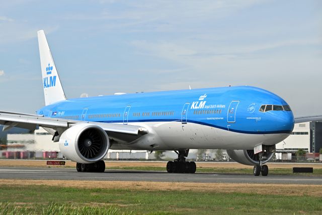 BOEING 777-300 (PH-BVI) - klm