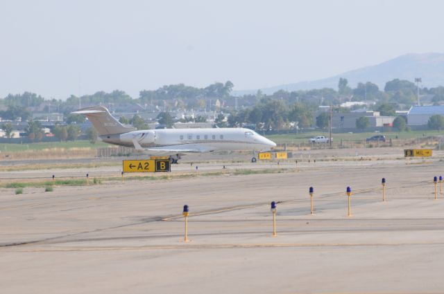 Bombardier Challenger 300 (N115LF)