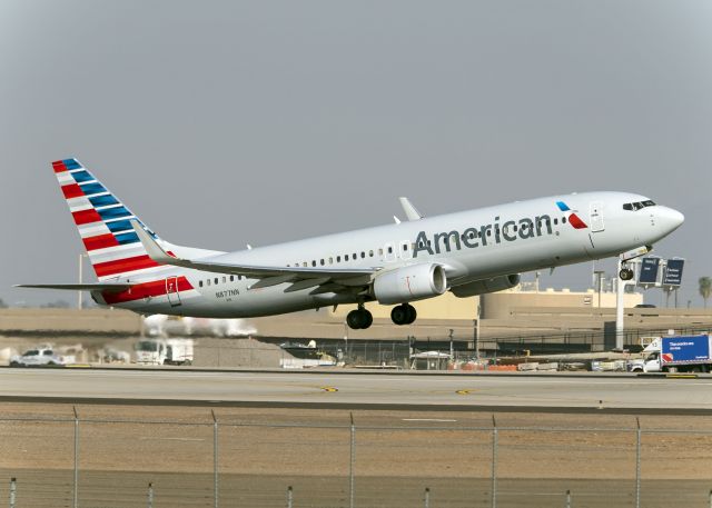 Boeing 737-800 (N877NN)