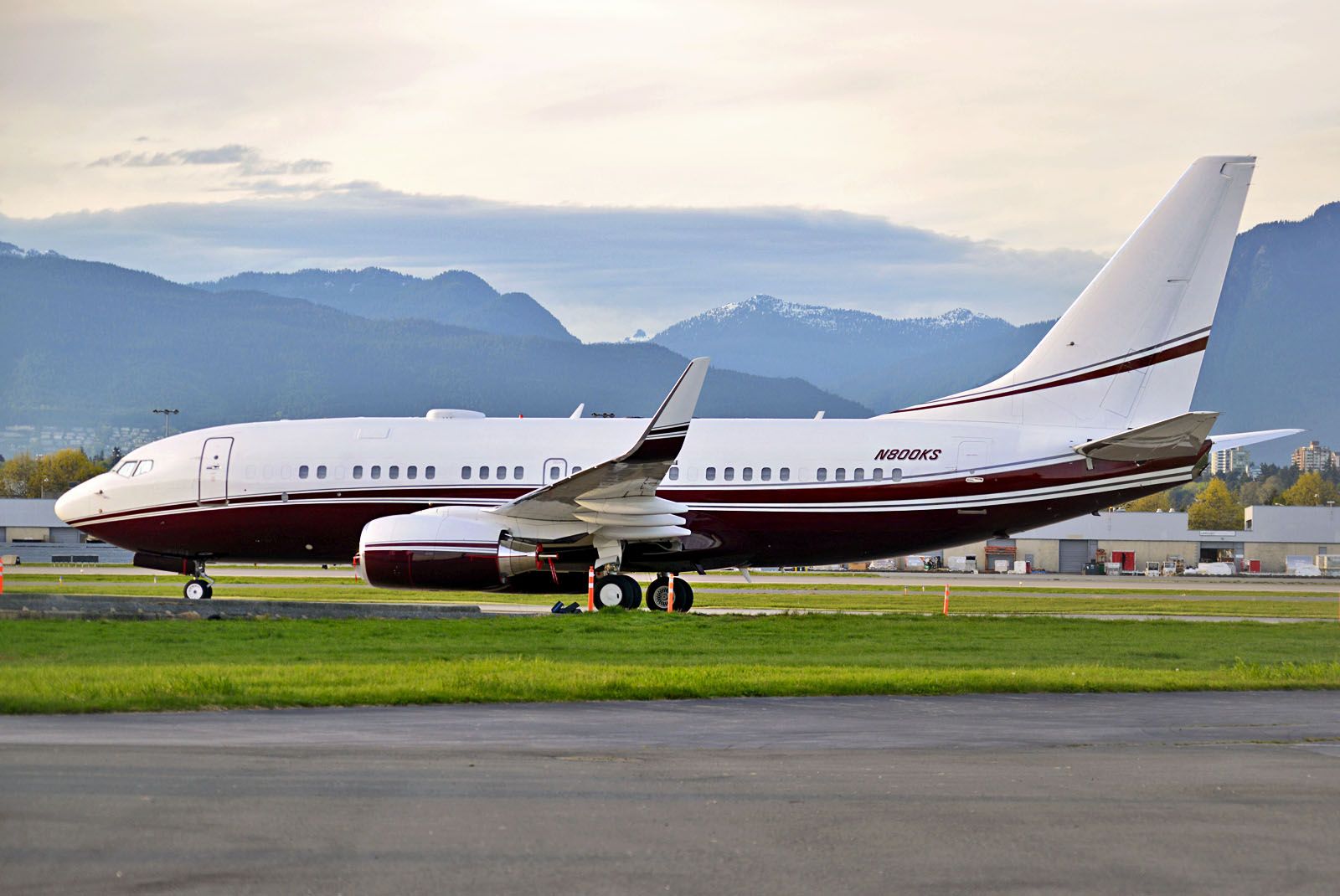 Boeing 737-700 (N800KS) - Mr. Steven Spielbergs ride