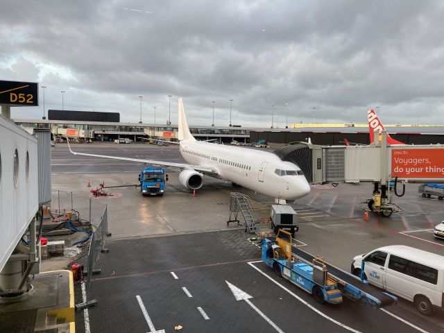 Boeing 737-800 (PH-CDE) - Photo captured from gate D78 in the morning of 08-08-2021