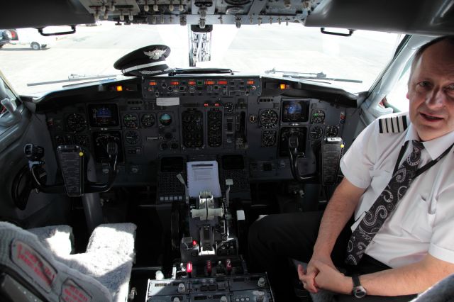 Boeing 737-700 (ZK-NGI) - Air New Zealand last Boeing 737 300 Farewell Tour at the Invercargill stopover, everyone came to say good bye. 8 Sept 2015