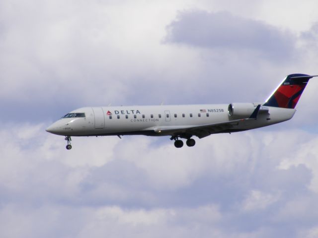 Canadair Regional Jet CRJ-200 (N8525B) - landing on #32