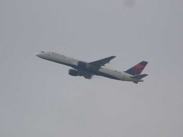 Boeing 757-200 (N6702) - From the 9th floor balcony of the Best Western in Hapeville