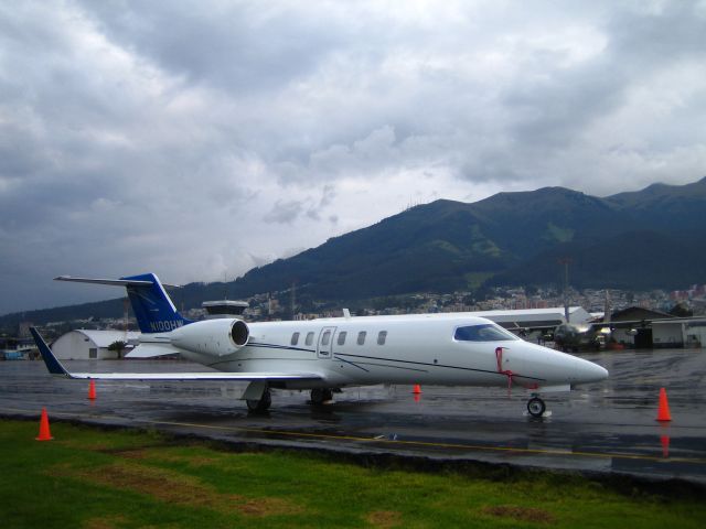 Learjet 40 (N100HW) - Feb 22, 2006 - Mariscal Sucre International Airport, Quito, Ecuador