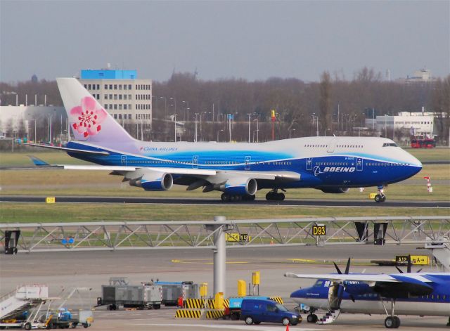 Boeing 747-400 (B-18210)