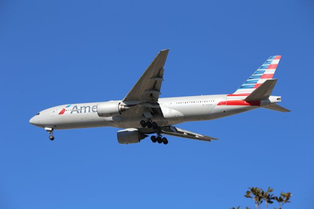 Boeing 777-200 (N797AN)