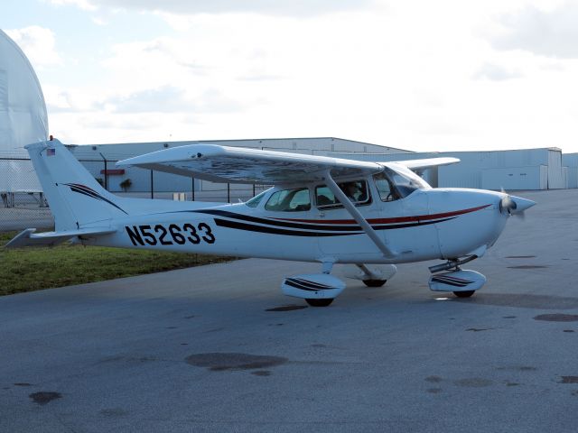 Cessna Skyhawk (N52633) - Start up for a flight to Tampa FL.