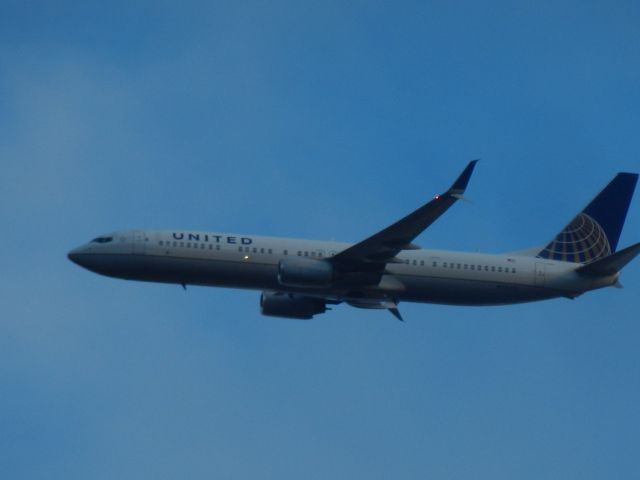 Boeing 737-900 (N75436) - A United Airlines Boeing B737-900 Dips Her Wing At The Camera As She Makes Her Final Turn Into Dulles Int