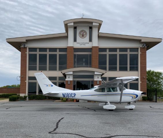 Cessna Skylane (N181CP) - Line crew got me upfront & ready for departure. 