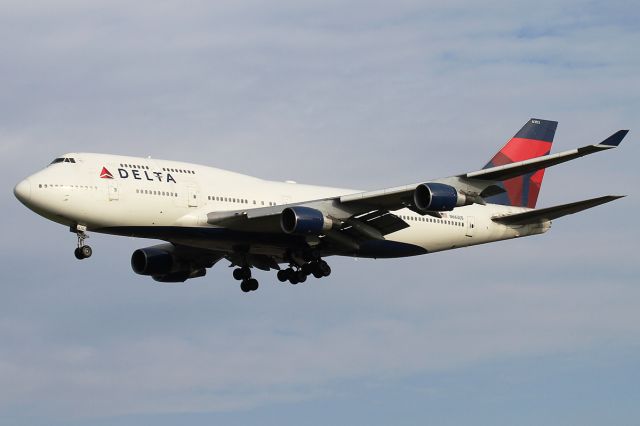 Boeing 747-400 (N663US)