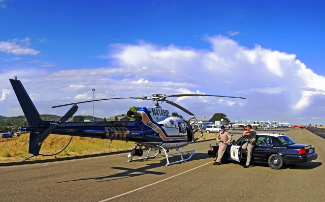 Eurocopter AS-350 AStar (N414HP) - California Highway Patrol Officers chatting at the Mariposa Fly-in 2011