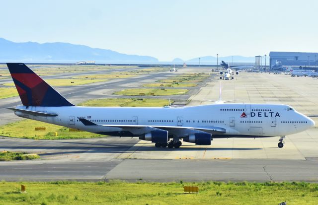 Boeing 747-400 (N669US)