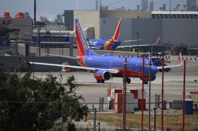 Boeing 737-700 (N7704B)