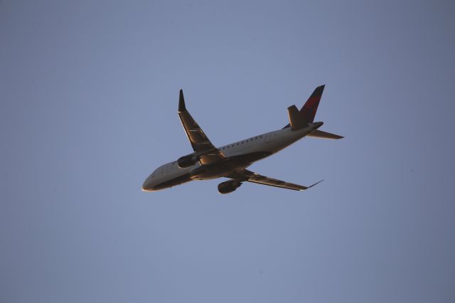 EMBRAER 175 (long wing) (N284SY)