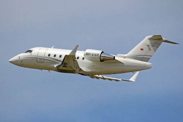 Canadair Challenger (9H-VVP)