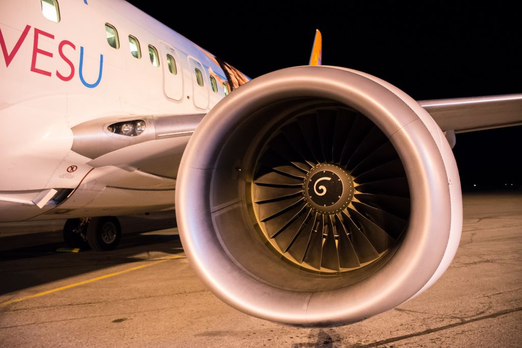 Boeing 737-800 (C-GTVG)
