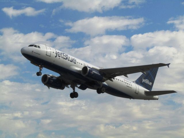 Airbus A320 (N535JB) - Taking off RWY 30