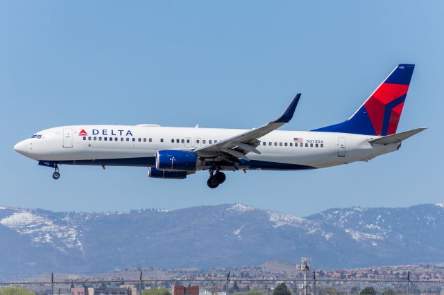 Boeing 737-800 (N373DA) - Delta 2666 on short final 16L from Salt Lake City